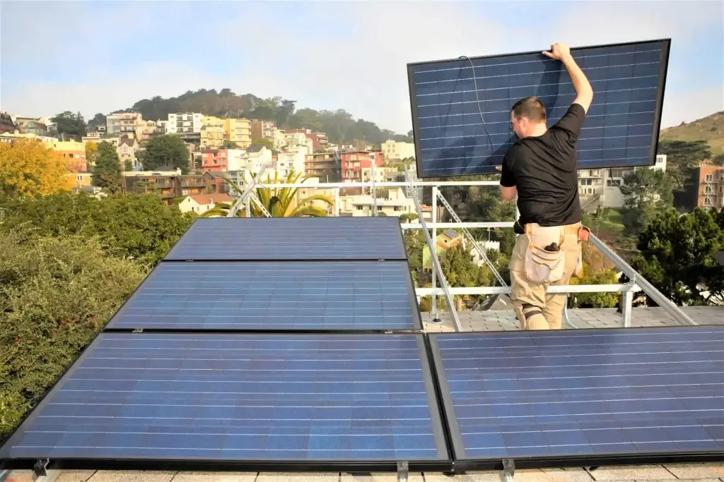 ciudad instalando placas solares