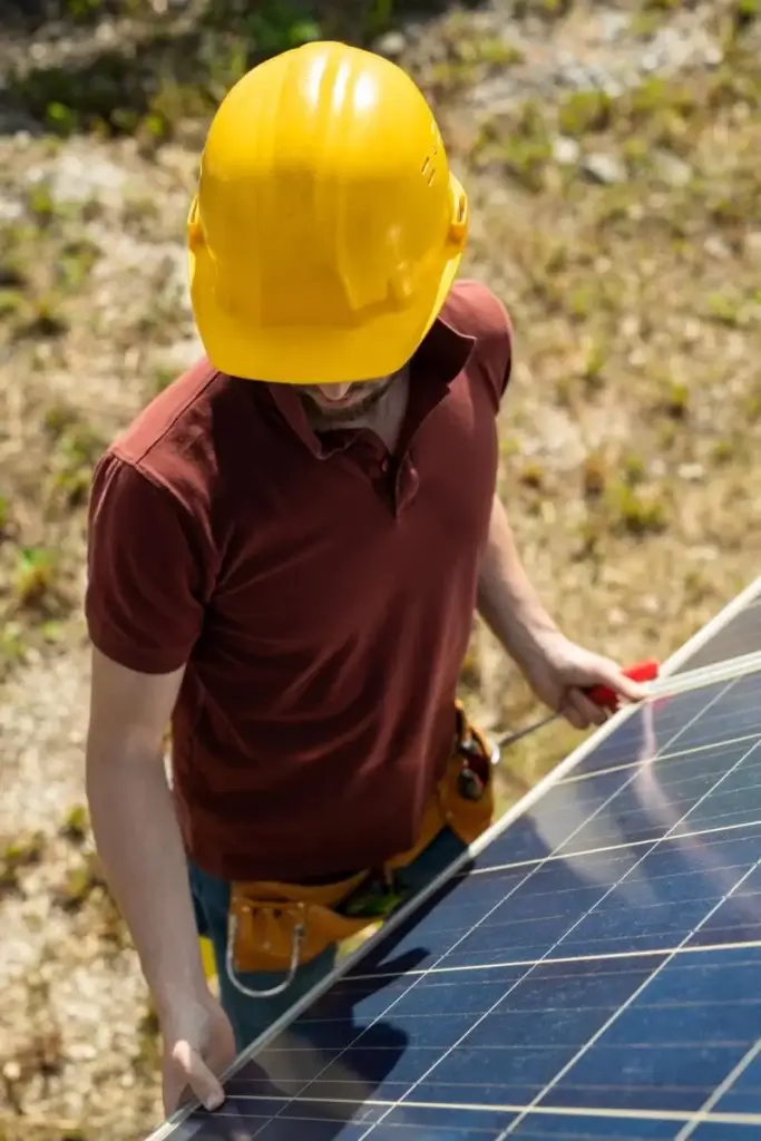 hombre instalando una placa solar